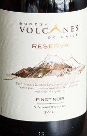 Вино Volcanes Reserva Pinot Noir 2016 0.75 л