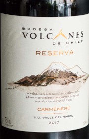 Вино Volcanes Reserva Carmenere 2017 0.75 л