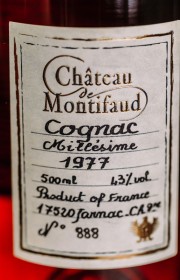 Коньяк Chateau de Montifaud Millesime 1977 в подарочной упаковке 1977 0.5 л